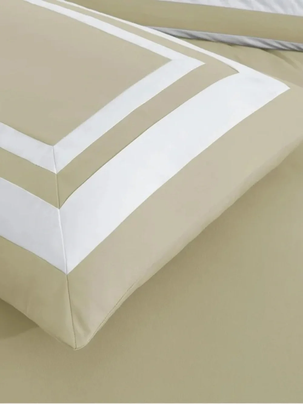 White and taupe Queen 3 piece comforter set